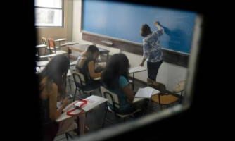 Deputados aprovam lei que proíbe alunos filmarem professores em sala