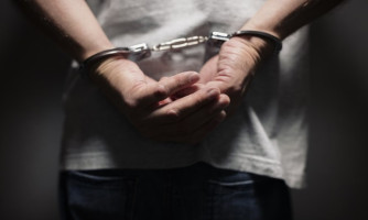 Dono de bar é levado à delegacia suspeito de exploração sexual