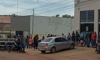 Eleitores formam filas em frente ao cartório no último dia para regularizar o título, em Pontes e Lacerda