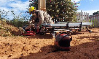 Em queda de moto, um fratura clavícula, outro sofre lesões na perna na estrada do Córrego da Onça
