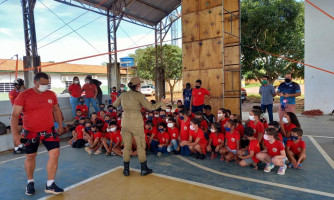 Escola de Adrianópolis recebe equipe do Corpo de Bombeiros de Pontes e Lacerda