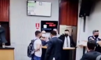 Estudante é detido após mandar vereadores passar “óleo” de peroba