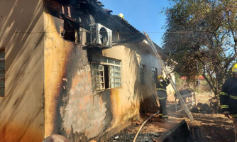 Faísca de fogão a lenha provoca princípio de incêndio em residência