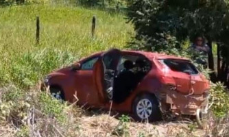 Família sobrevive após carro sair da pista e capotar na BR 174b