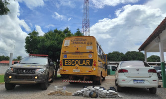 Gefron e PF apreendem drogas em ônibus escolar; cinco foram detidos