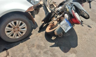 Grávida fica ferida em colisão entre veículos na rua Goiás