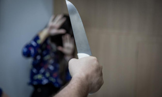Homem ameaça com faca e estupra vizinha em Jauru
