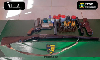 Homem causa confusão e é preso com três armas na Vila Matão