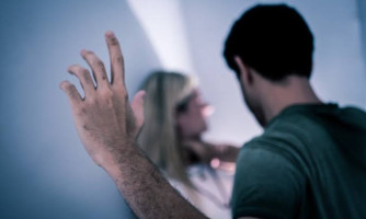 Homem com crise de ciúmes bate na mulher e vai preso pela Lei Maria da Penha