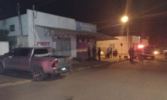 Homem é executado com mais de 10 tiros no quintal da própria casa em Pontes e Lacerda