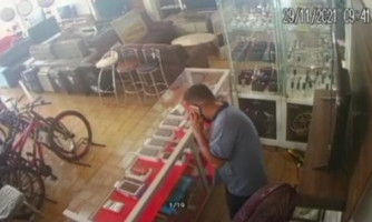 Homem é flagrado furtando celulares em loja no Centro de Pontes e Lacerda
