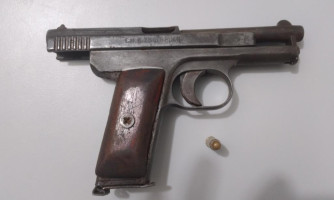 Homem é preso com arma de fogo após causar tumulto em evento de igreja
