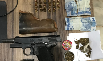 Homem é preso por porte ilegal de arma, uso ilícito de drogas e corrupção de menor em Vila Bela