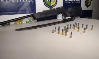 Homem invade residência e a ameaça ex-esposa em posse de espingarda
