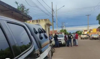 Homem mata esposa com golpes de faca e ainda liga para a mãe da vítima para contar o crime