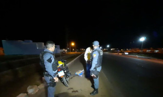 Homem se joga na frente de motocicleta após ter briga com esposa