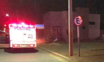 Homem tenta pôr fogo na esposa e em criança de 2 anos e acaba morto pelo enteado
