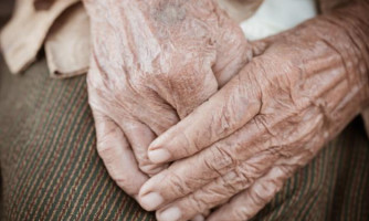Homem tenta relações sexuais com a mãe e é preso em São Domingos