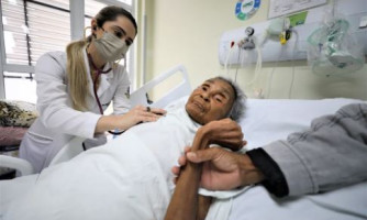 Idosa de 85 anos acorda após um ano de coma em hospital de Cuiabá
