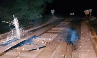 Incêndio criminoso é registrado na ponte do Córrego da Onça