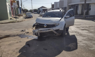 Invasão de preferencial termina em colisão entre três carros
