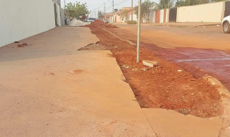 “Já ligamos e cobramos, nos disseram que não tem cimento”, diz morador de obra inacabada da empresa Águas de Pontes e Lacerda