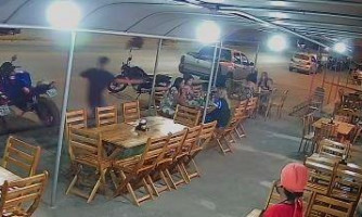 Jovem é baleada por 6 vezes em pizzaria de Cáceres; PM prende dois suspeitos da ação criminosa