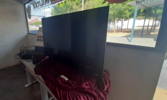 Ladrão é preso com TV de 50 polegadas escondida em capa de sofá