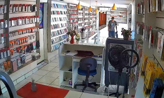 Ladrão invade estabelecimento comercial em plena luz do dia e leva vários itens