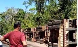 Mais uma carreta tomba entre Comodoro e Nova Lacerda