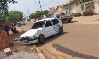 Máquina pesada bate em carro na Terezinha Coura Garbim.”Eu só senti a pancada” diz motorista