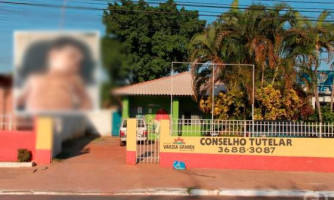Menino de 2 anos é achado nu na rua, mãe abandona e avó tenta resgatar