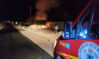 Moradores ficam sem energia após fogo de entulho atingir fiação na BR-174 B