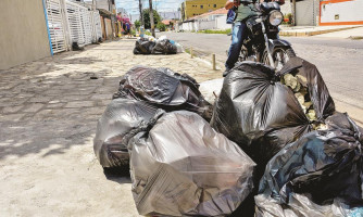 Moradores sofrem com falta de coleta de lixo. Empresa responsável se justifica