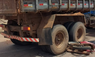 Moto fica presa embaixo de caminhão após acidente no Centro de Pontes e Lacerda