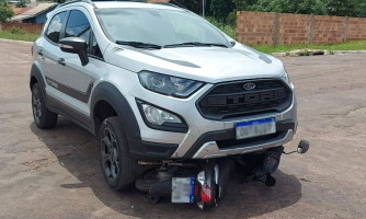 Moto para embaixo de carro em acidente grave