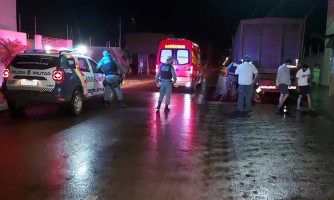 Motociclista bate em caminhão estacionado na avenida Mato Grosso
