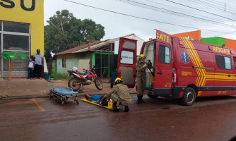 Motociclista bate em carro de motorista que iria estacionar na Florispina azambuja