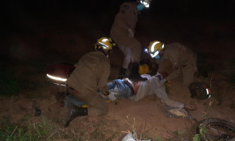 Motociclista cai em ribanceira após ser fechado por motorista não identificado