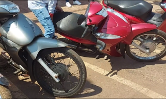 Motociclista desatento e na contra mão derruba várias motocicletas estacionadas