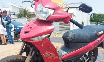 Motociclista fica ferida após colisão frontal com carro na rua Terezinha Coura Garbin