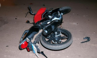 Motociclista morre ao colidir na traseira de caminhão