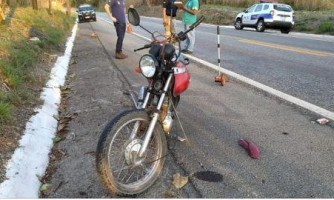 Motociclista morre após bater em meio-fio e árvore em Cáceres