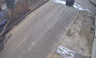 Motociclista não respeita placa de pare e bate em veiculo em Pontes e Lacerda