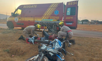 Motociclista perde controle da direção de motocicleta e bate em poste no anel viário