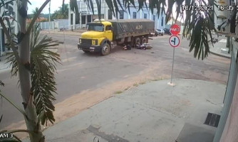 Motociclista sobrevive a acidente com caminhão em Pontes e Lacerda