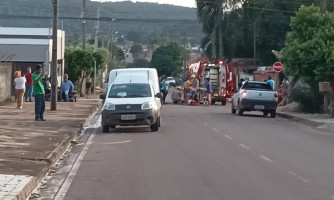 Motociclista sofre fratura exposta ao bater em carro que invadiu a preferencial