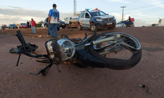 Motociclista sofre fraturas na perna e no braço em acidente na Av. Santos Dumont