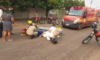 Motociclista sofre possível fratura na perna após ser atingido por motorista