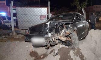 Motorista bêbado bate carro em alambrado da Feira Municipal